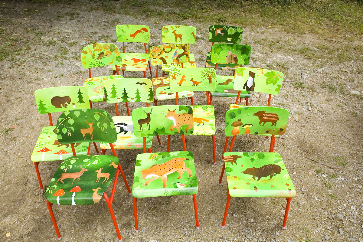 Malované židličky: Nejosvědčenější dětský nábytek je ten školní / Fler MAG